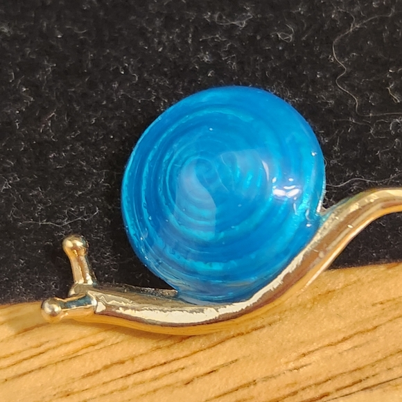 Vintage Stamped AAI Blue and Gold Snail Brooch - Picture 5 of 6
